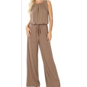 Women’s Sleeveless Jumpsuit with Pockets.